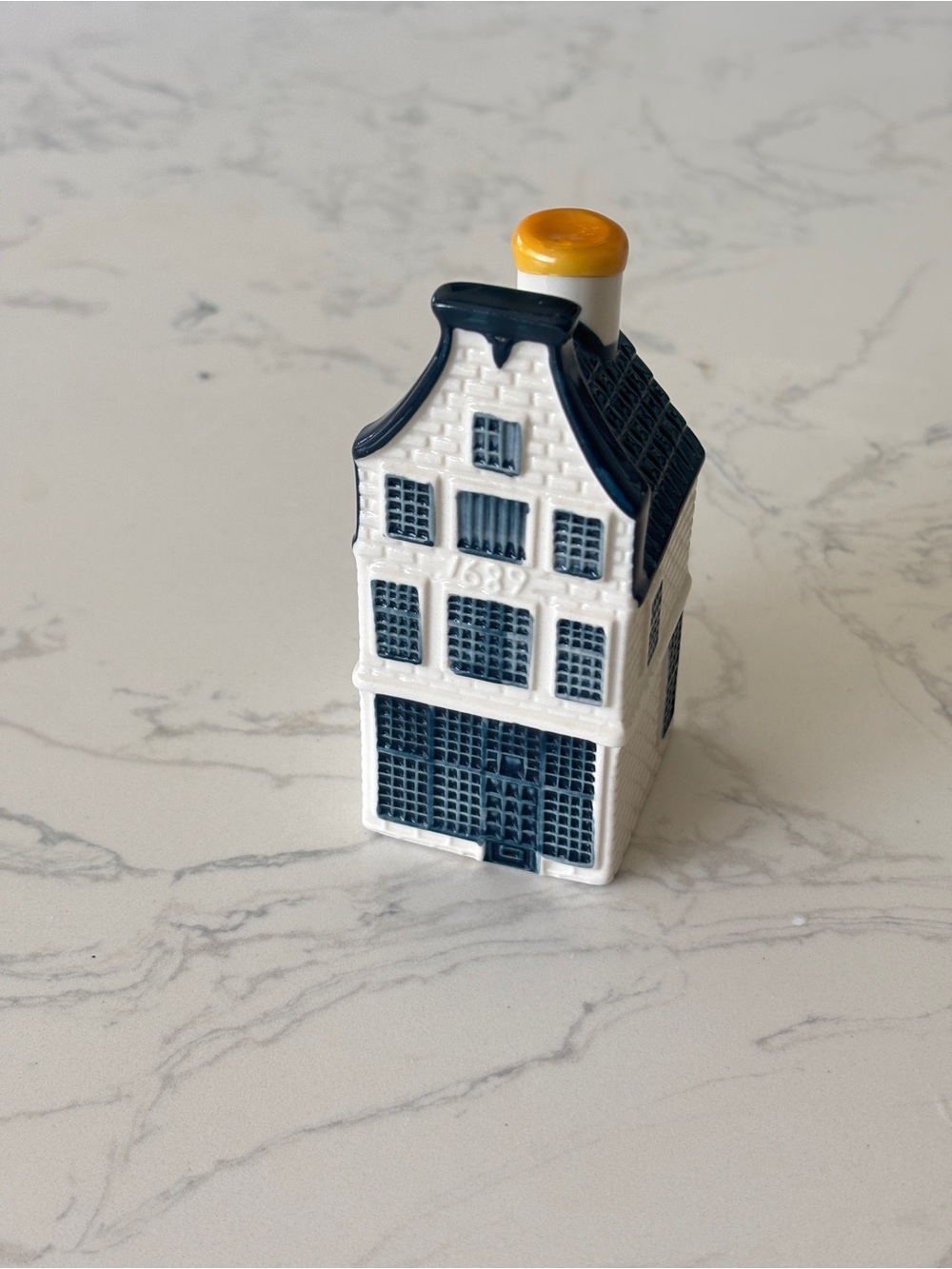 KLM #11 Blue Delft House by BOLS